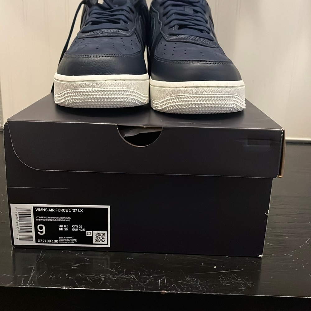 Brand new navy blue women’s Air Force 1 ‘07 LX